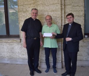 Mons. Ciarán O’Carroll, Rector, and Fr Hugh Clifford, Director of Formation presenting a cheque for €1125 to Mr Massimo Fusco of the Circolo San Pietro, after Sunday Mass at the Pontifical Irish College on 26th June 2016.